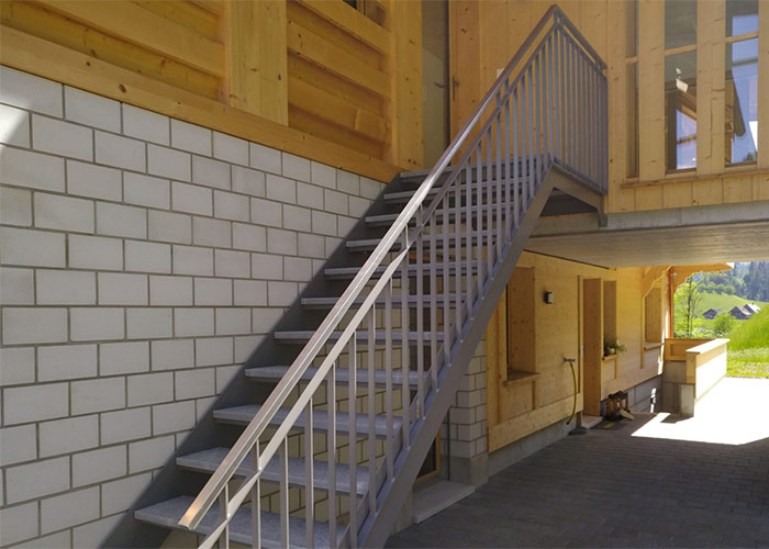 Bruno Ermel Schlosserarbeiten – Aussentreppe mit Stufen aus Naturstein